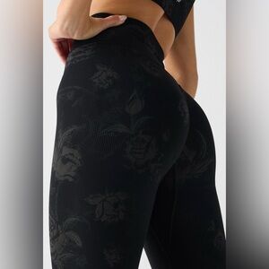 Fabletics Seamless Scrunch Black Shadow Blooms Legging Short | XS | NWT